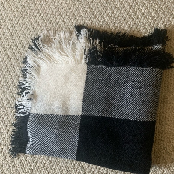 Acrylic Black and White Square Fringed scarf - Picture 8 of 9